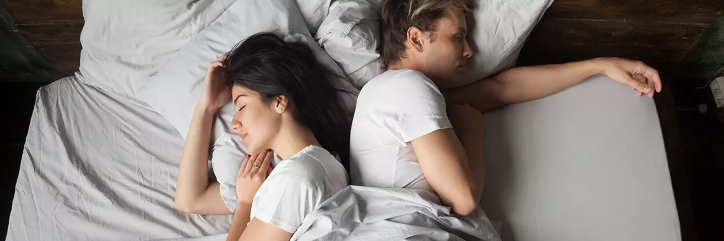 Paar liegend Rücken an Rücken im Bett
