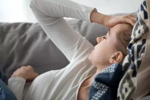 Frau auf dem Sofa liegend