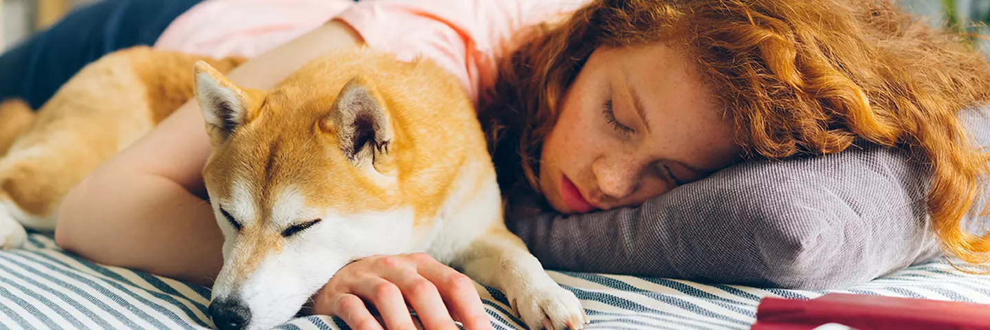 Schlafende Frau neben schlafendem Hund