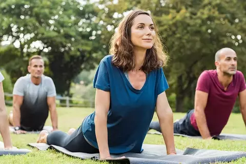 Gemeinsames Entspannen mit Yoga in der Natur