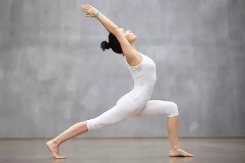 Yoga: Frau macht die Krieger 1 Uebung