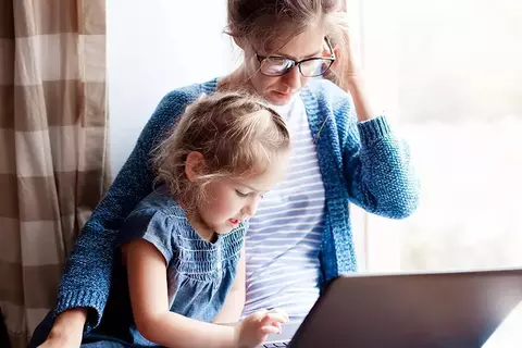 Mutter und Tochter am Notebook