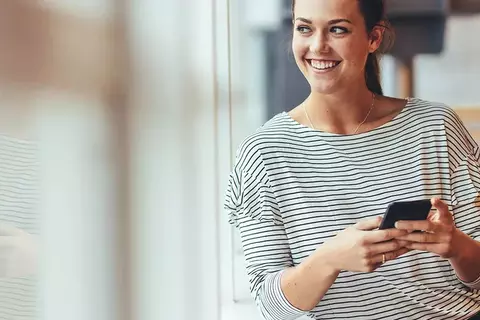 Frau mit Mobiltelefon