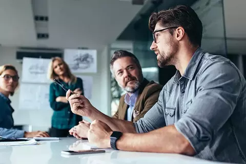 Arbeitskollegen im Gespraech
