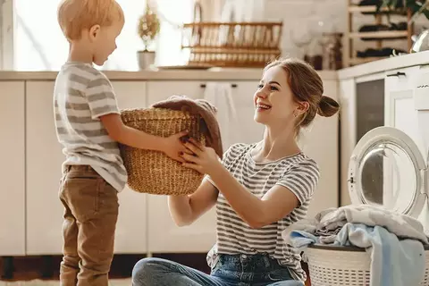 Mutter und Kind machen gemeinsam die Waesche