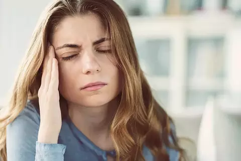 Frau versucht den Stress zu bewaeltigen