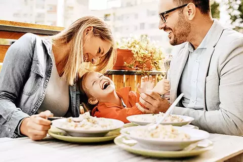 Familie beim Essen