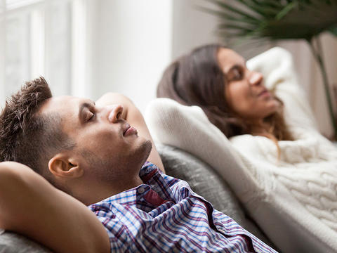 Paar entspannt auf dem Sofa
