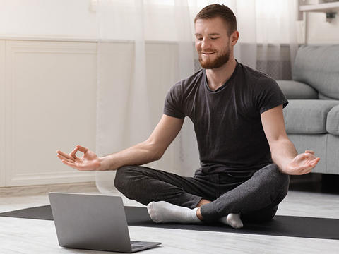 Mann auf dem Boden macht Yoga
