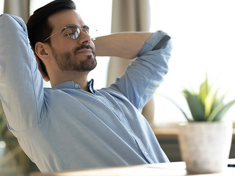 Mann macht Atemuebungen zur Stressbewaeltigung